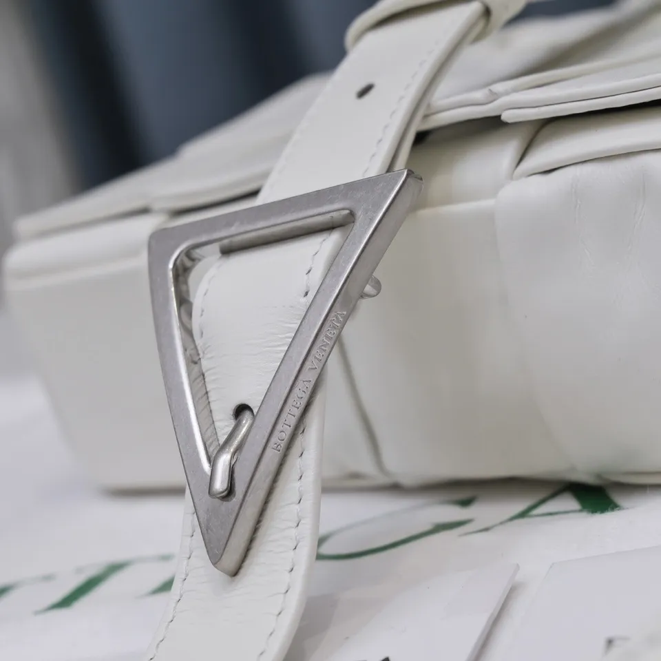 𝒃𝒐𝒕𝒕𝒆𝒈𝒂 𝒗𝒆𝒏𝒆𝒕𝒂-New style𝒄𝒂𝒔𝒔𝒆𝒕𝒕𝒆 The new cassette is really for both men and women 🉑️, the leather surface is changed from lamb to waxed calfskin, the gloss is 💯, the shoulder straps are matched with classic triangle elements, exquisite and fashionable, a street photography artifact (ps: super practical‼️) 🌈Only the highest-end in the market, welcome to compare Size: 23*15*5cm.     Model: 6687# oil wax leather